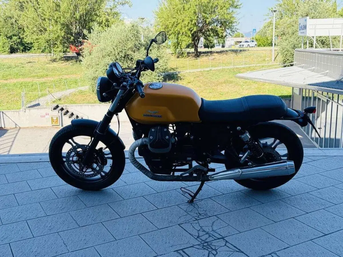 Moto Guzzi V7 II Stone (2015 - 17) (3)