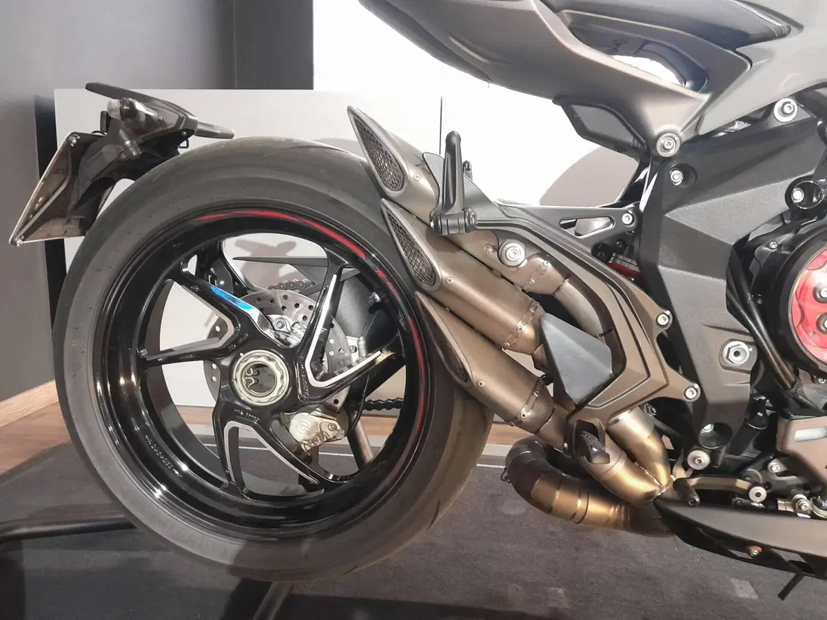 MV Agusta Brutale 800 RR (2021 - 25) (14)