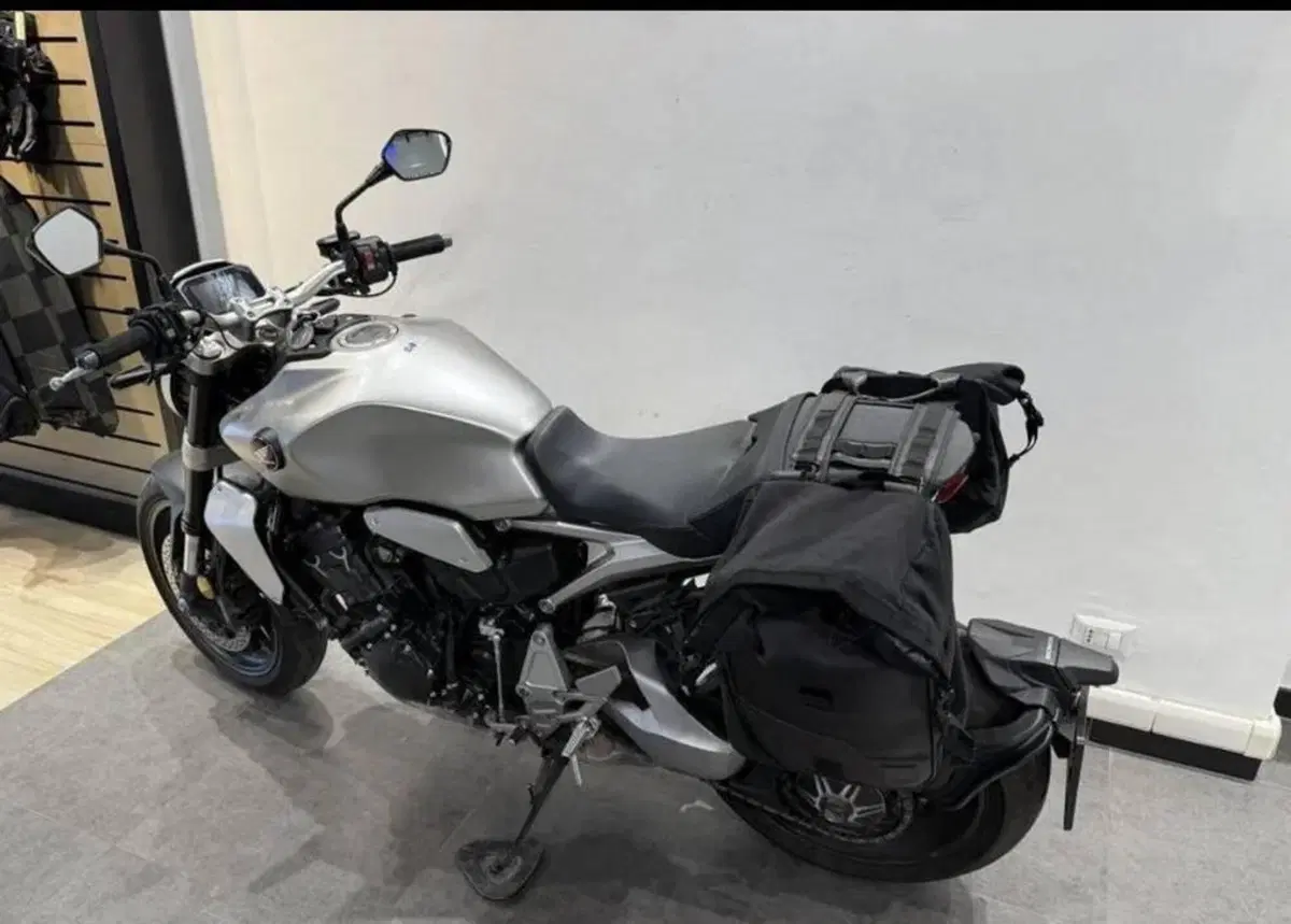 Honda CB 1000 R (2021 - 25) (9)