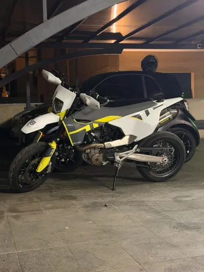 Husqvarna 701 Supermoto (2022) usata