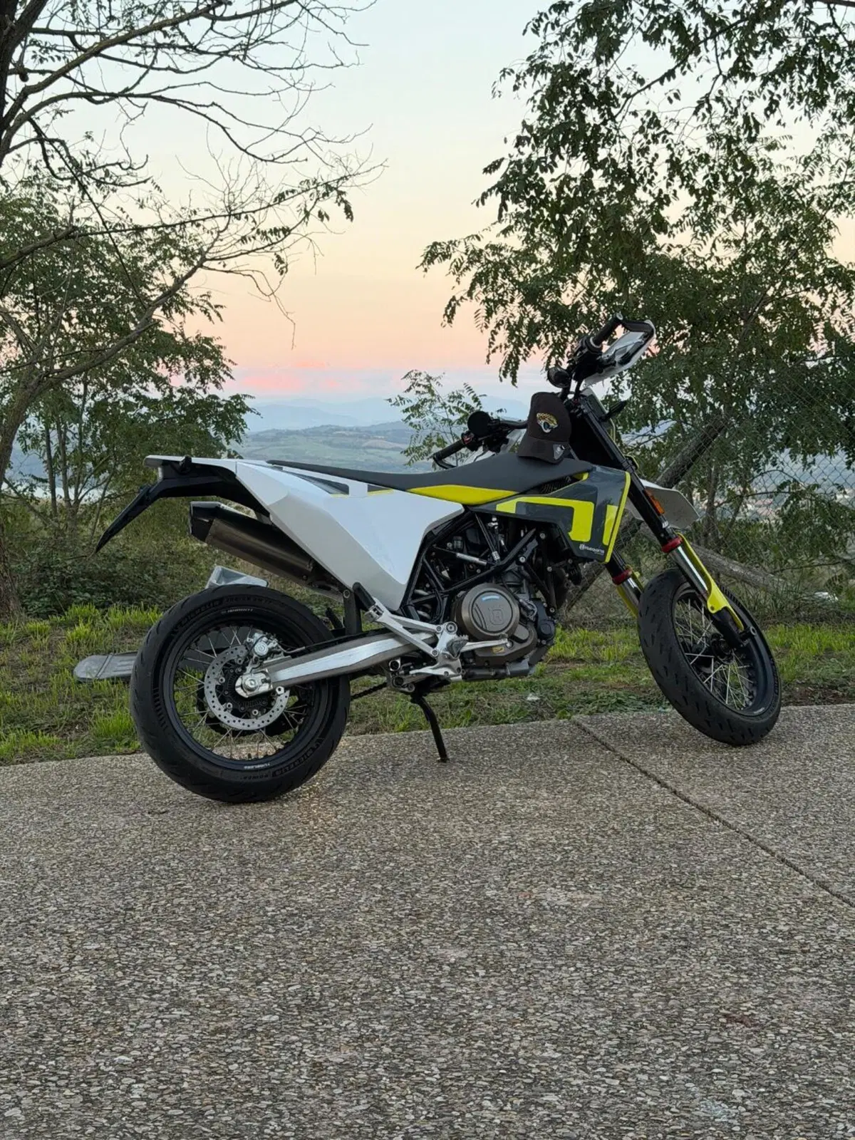 Husqvarna 701 Supermoto (2022) (2)