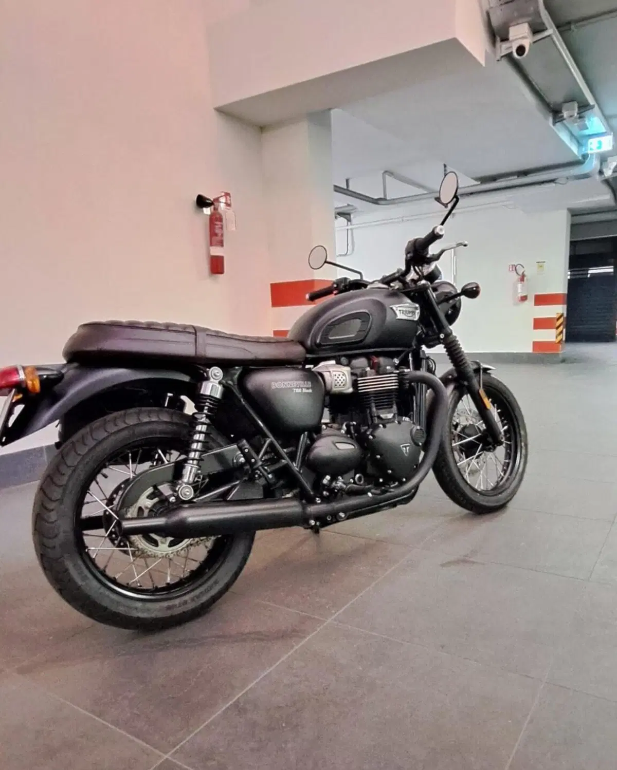 Triumph Bonneville T100 Black (2017 - 20) (2)