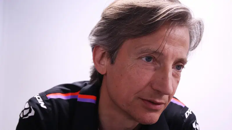 MotoGP 2026. GP della Repubblica Ceca a Brno. Massimo Rivola spiega l'agire di Marco Bezzecchi: "La ruota stava girando a 165 km/h, tirava pietre ovunque, immaginate il commissario se la moto parte, ma non &egrave; una giustificazione"