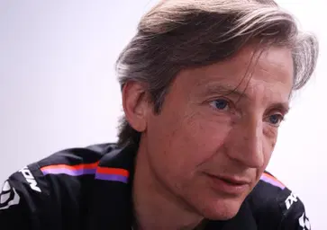 Rivola spiega l'agire di Bezzecchi: La ruota stava girando a 165 km/h, tirava pietre ovunque, immaginate il commissario se la moto parte, ma non è una giustificazione