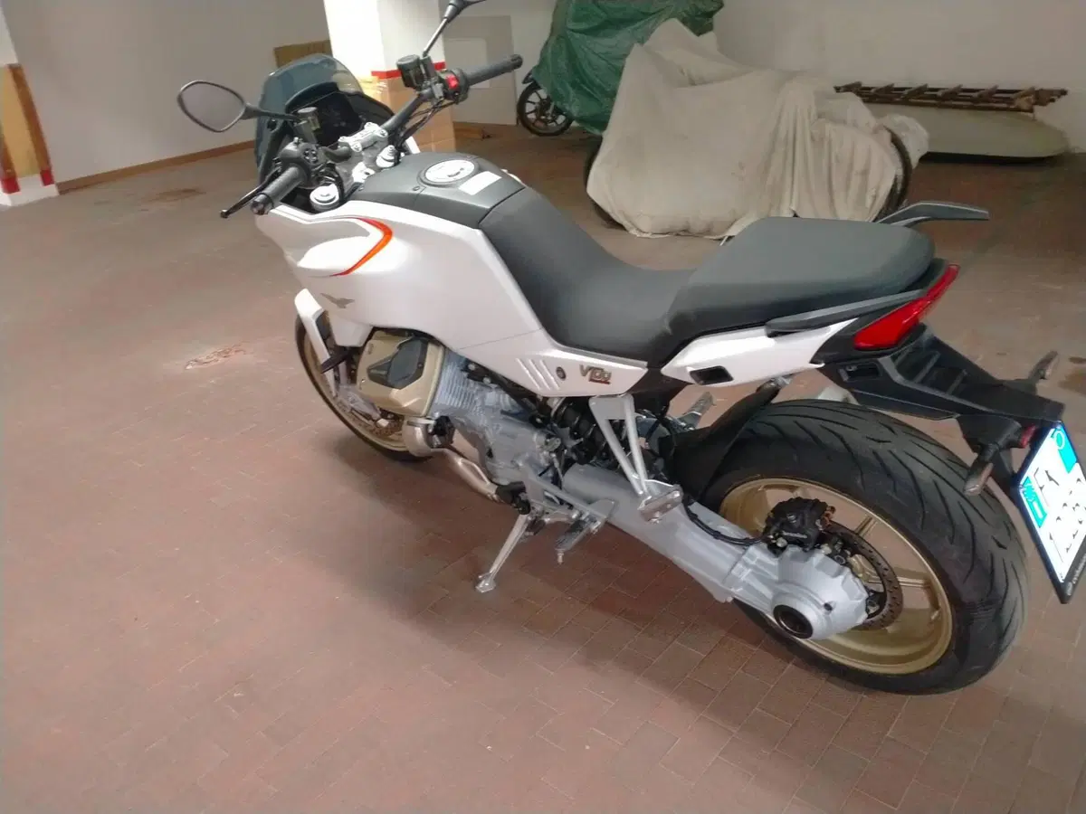 Moto Guzzi V100 Mandello (2022 - 24) (2)