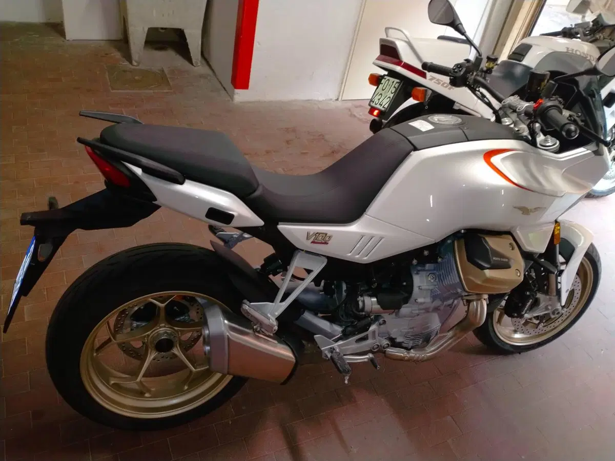 Moto Guzzi V100 Mandello (2022 - 24) (3)