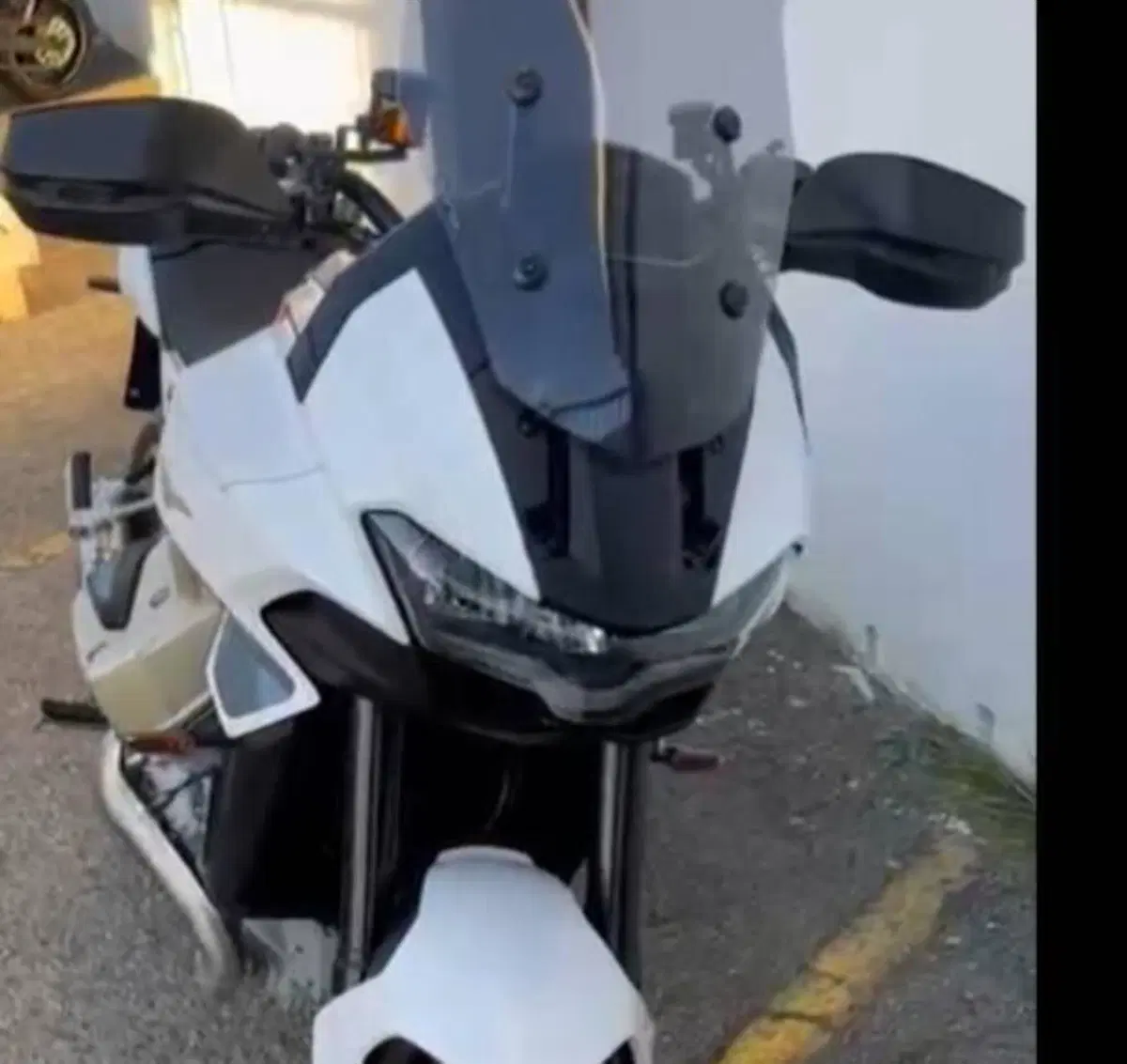Moto Guzzi V100 Mandello (2022 - 24) (4)
