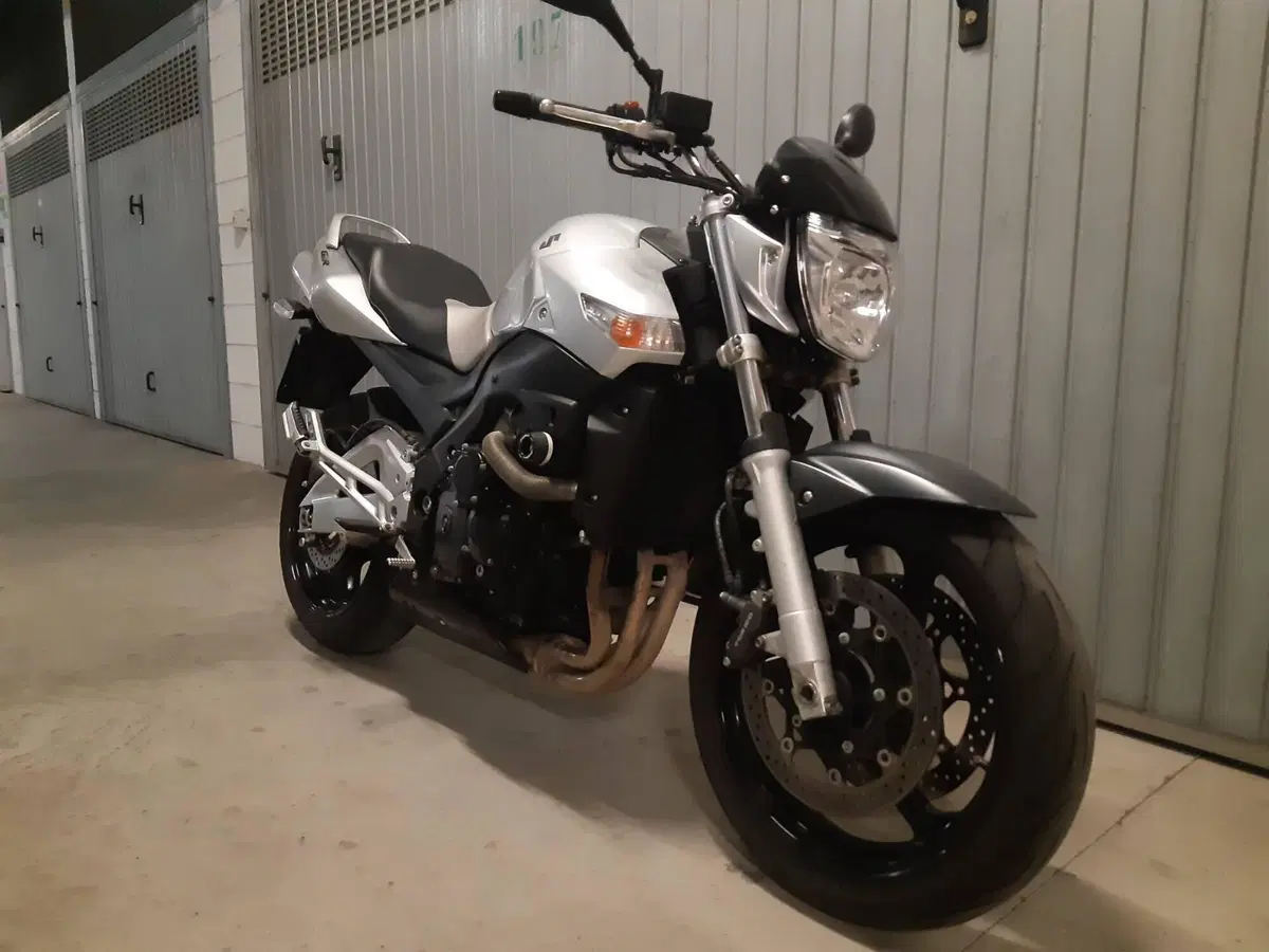 Suzuki GSR 600 (2006 - 11) (2)
