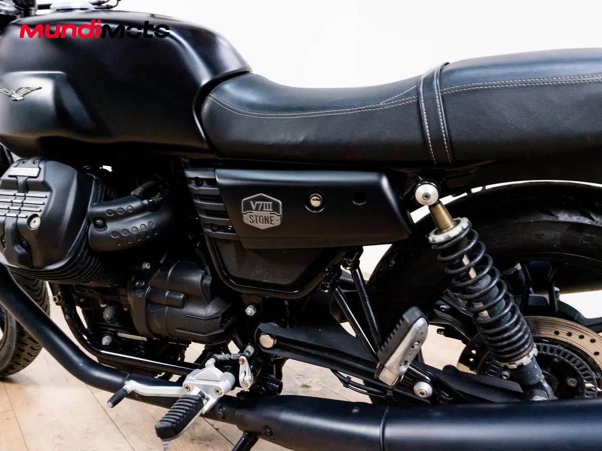 Moto Guzzi V7 III Stone Night Pack (2019 - 20) (10)