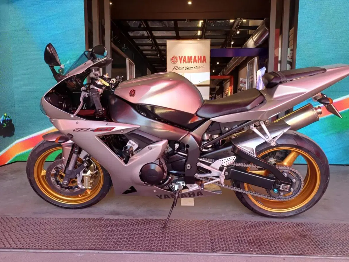 Yamaha YZF R1 (2002 - 03) (2)