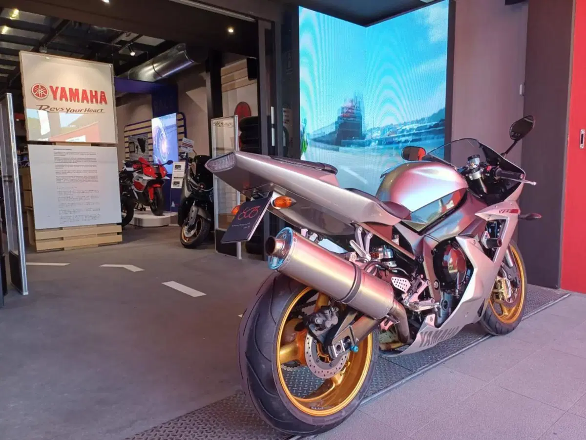 Yamaha YZF R1 (2002 - 03) (4)