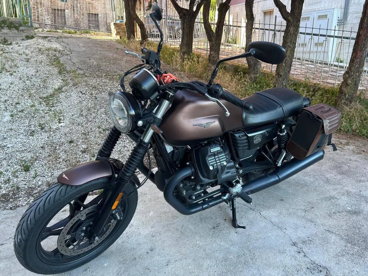 Moto Guzzi V7 III Stone Night Pack (2019 - 20)