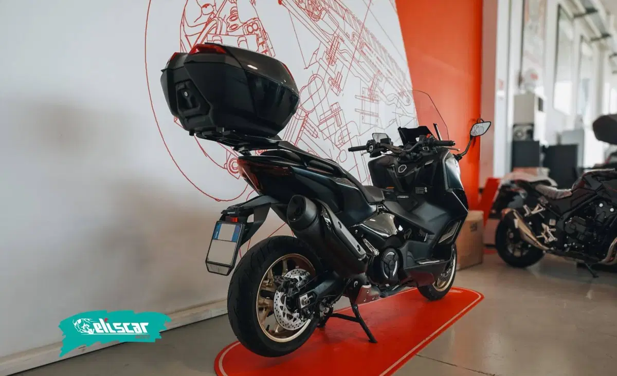 Yamaha T-Max 560 Tech Max (2022 - 24) (4)