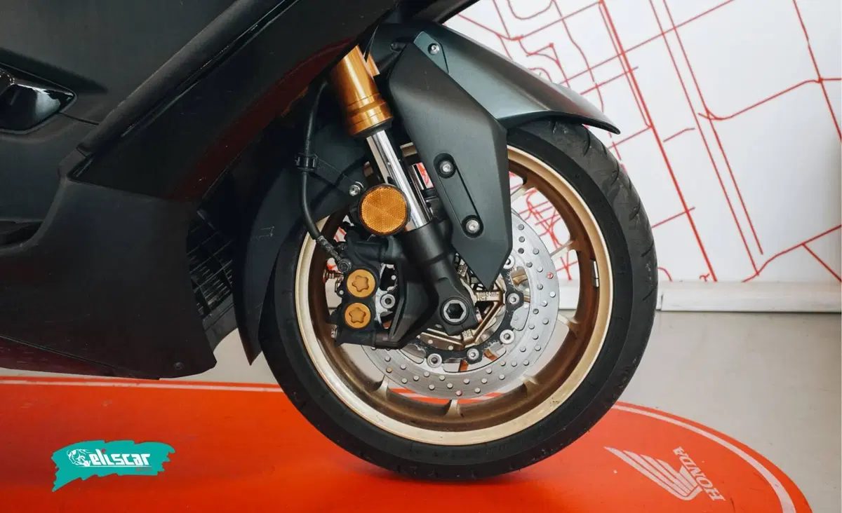 Yamaha T-Max 560 Tech Max (2022 - 24) (12)