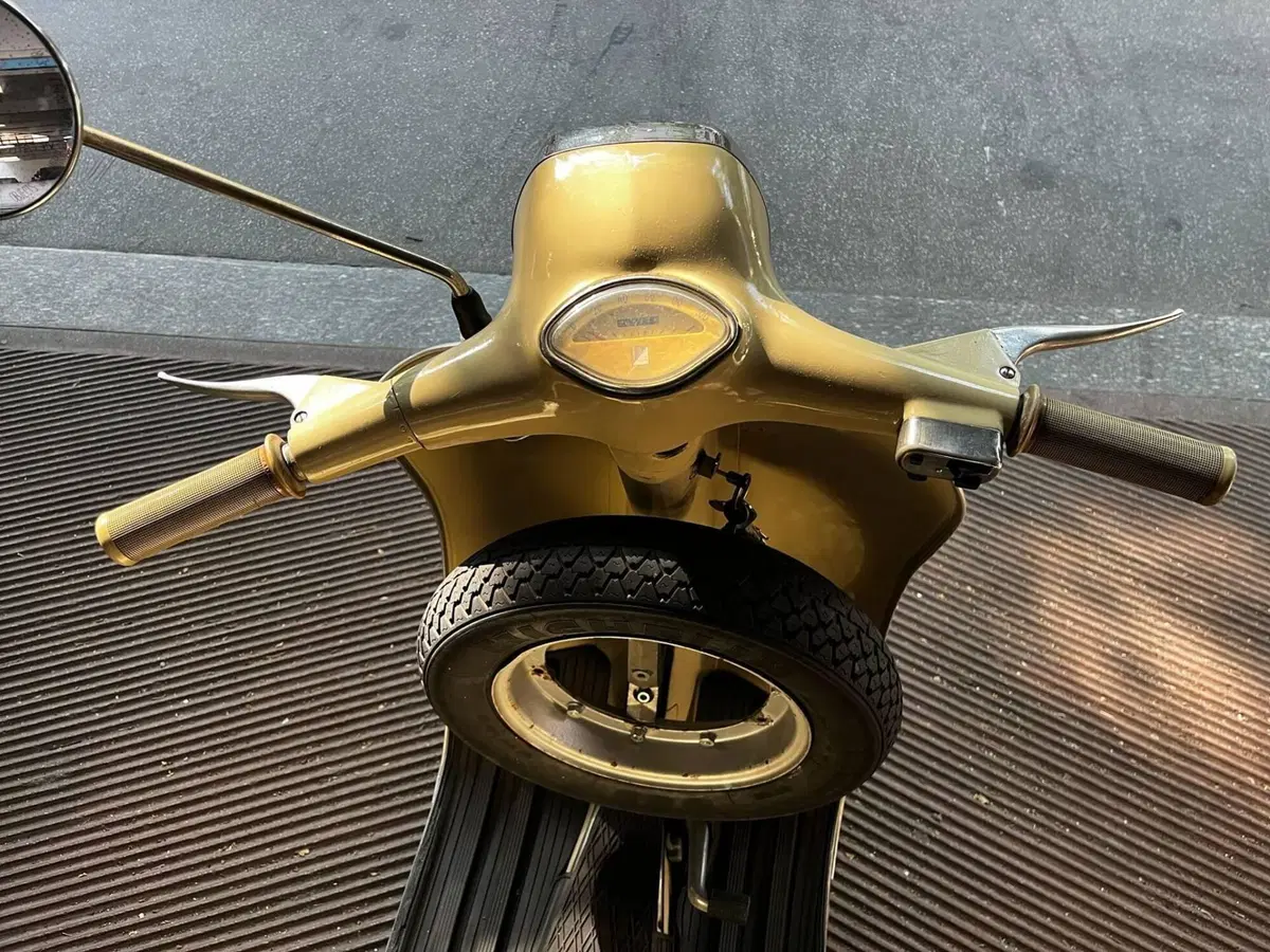 Piaggio vespa 150 GL (2)