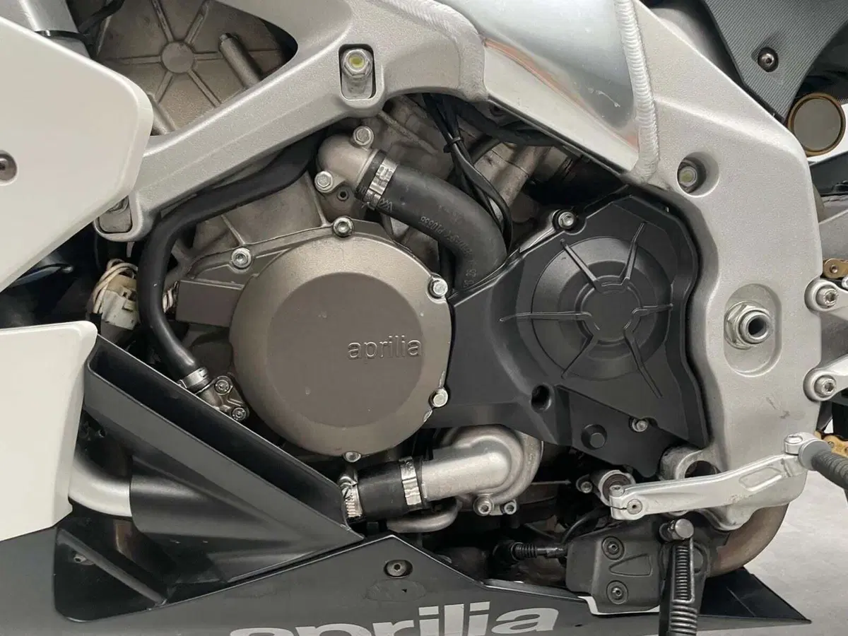 Aprilia RSV4 R (2009 - 12) (9)