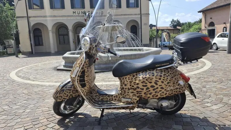 La Vespa di Stefano Gabbana va all'asta: prezzo da record per un'icona di stile italiana