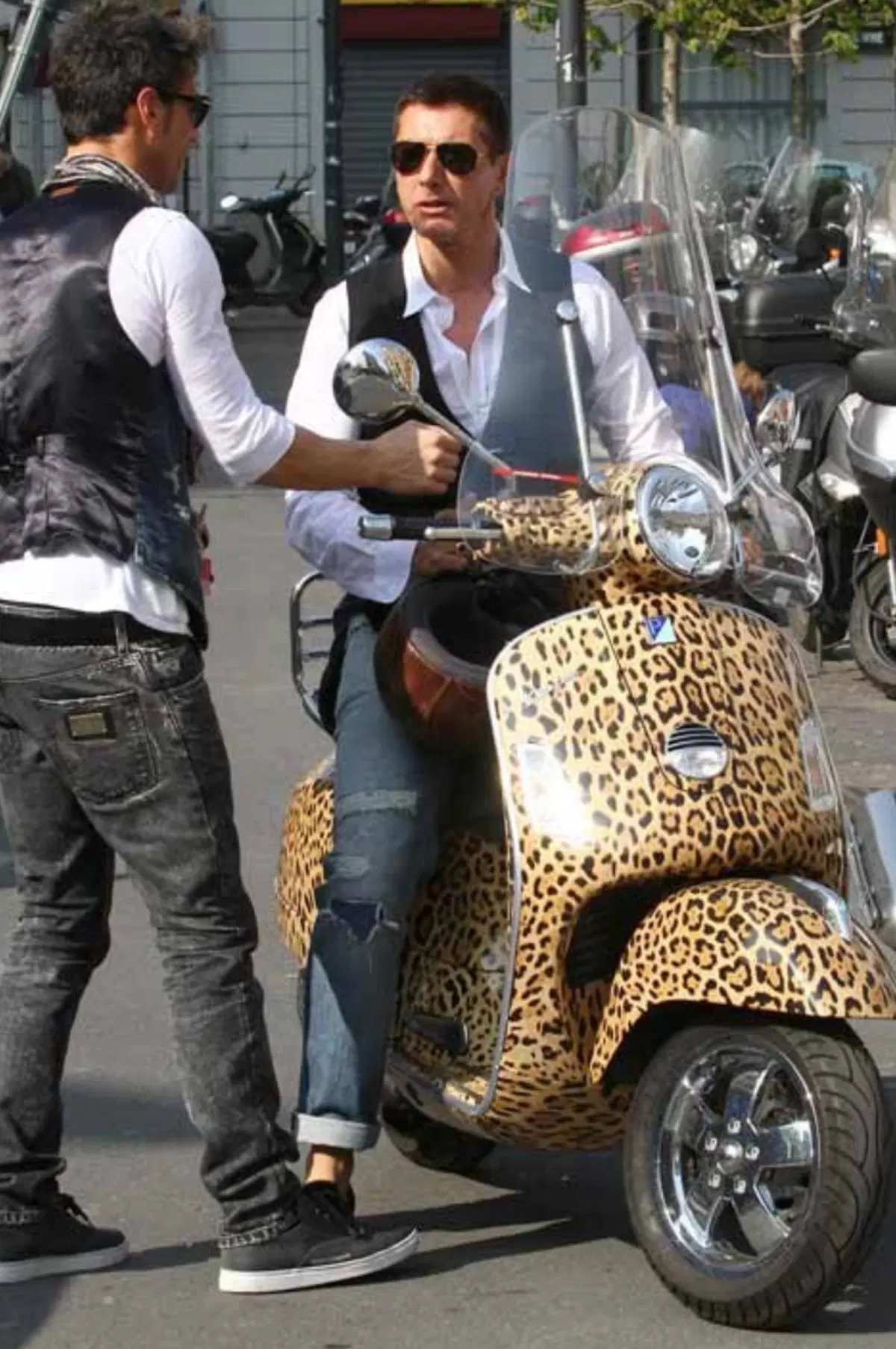 La Vespa di Stefano Gabbana va all'asta: prezzo da record per un'icona di stile italiana (2)