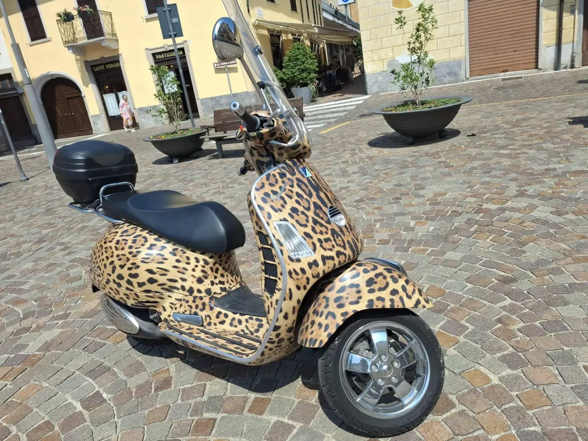 La Vespa di Stefano Gabbana va all'asta: prezzo da record per un'icona di stile italiana (3)