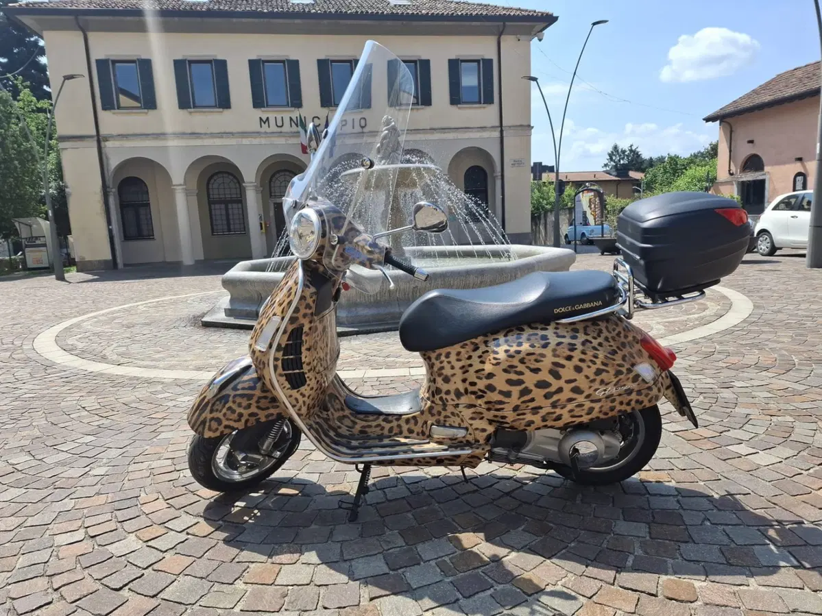 La Vespa di Stefano Gabbana va all'asta: prezzo da record per un'icona di stile italiana (8)