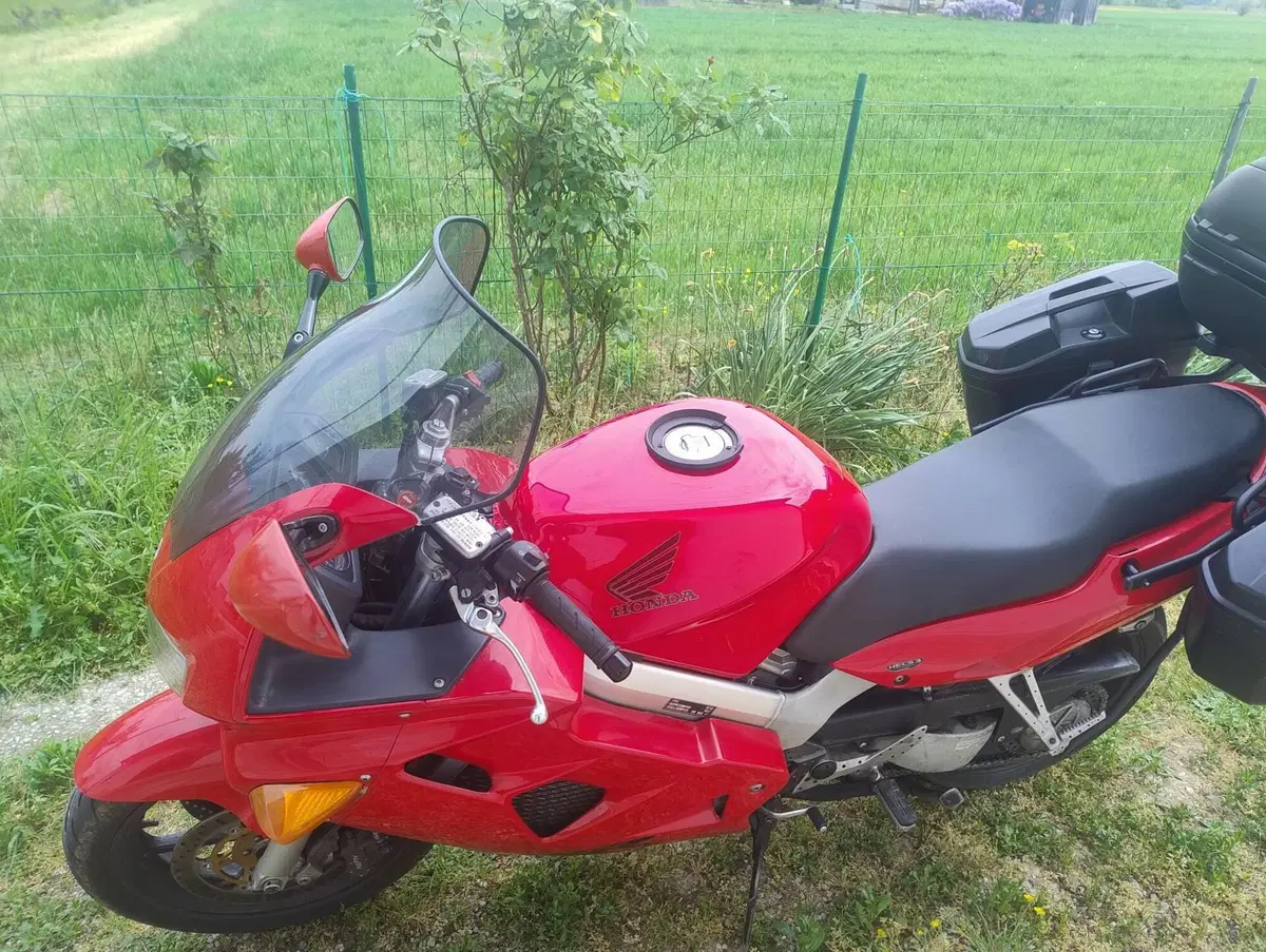 Honda VFR 800 (1998 - 01) (3)