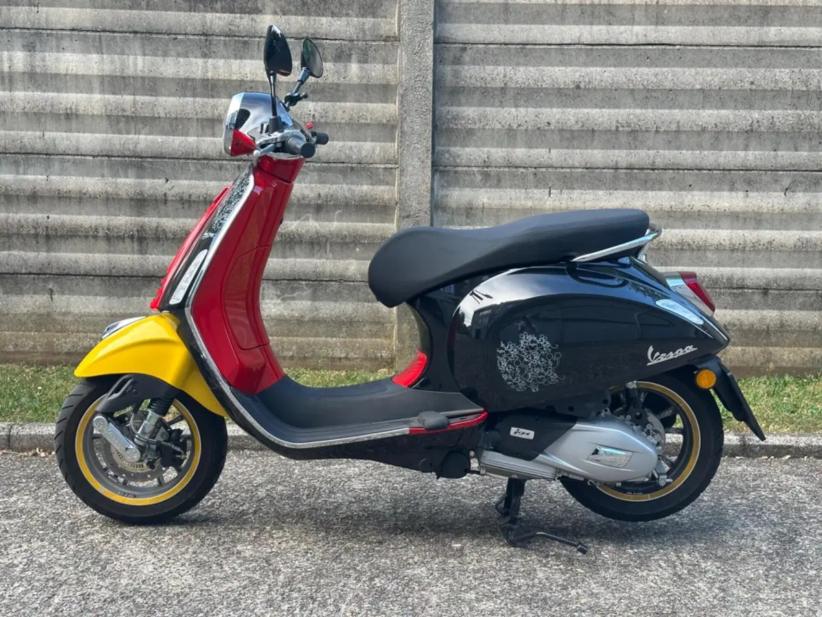 Vespa Primavera 125 Disney Mickey Mouse Edition by Vespa (2023 - 24) (2)
