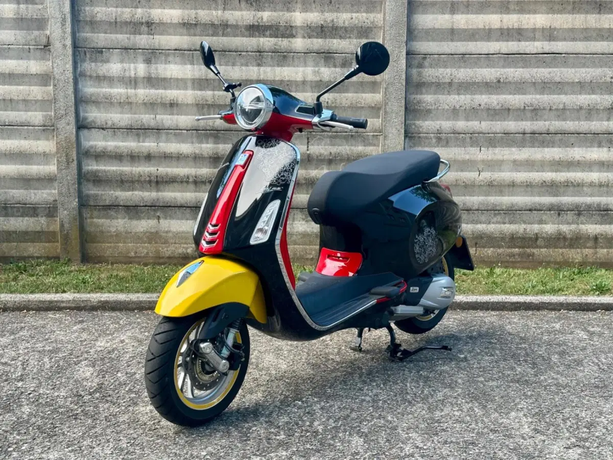 Vespa Primavera 125 Disney Mickey Mouse Edition by Vespa (2023 - 24)