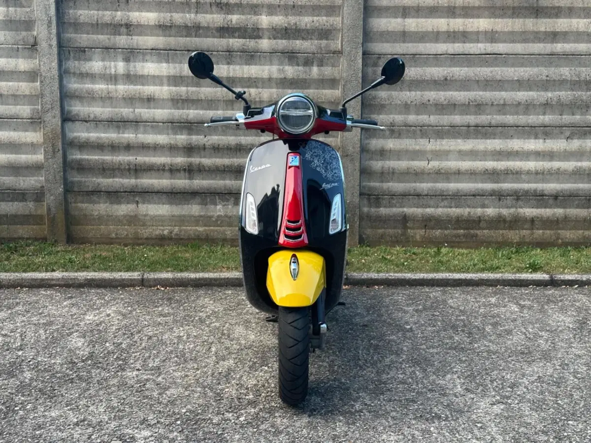 Vespa Primavera 125 Disney Mickey Mouse Edition by Vespa (2023 - 24) (3)