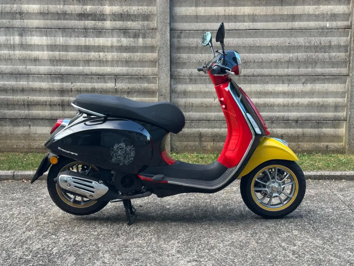 Vespa Primavera 125 Disney Mickey Mouse Edition by Vespa (2023 - 24) (5)