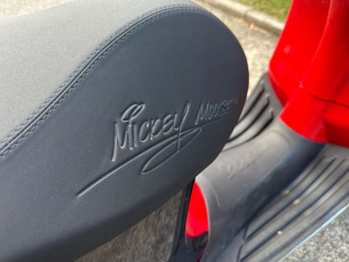 Vespa Primavera 125 Disney Mickey Mouse Edition by Vespa (2023 - 24) (7)