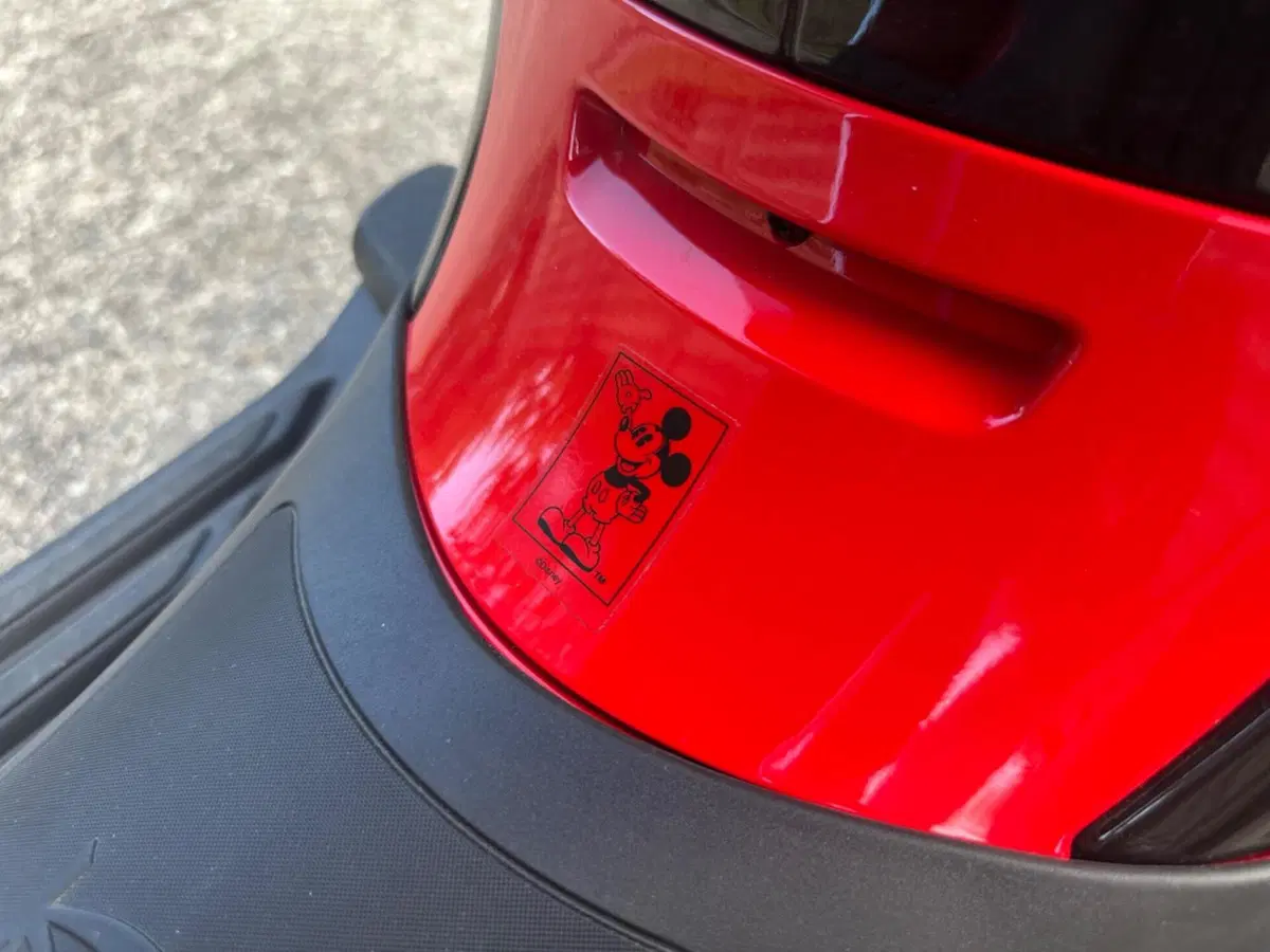 Vespa Primavera 125 Disney Mickey Mouse Edition by Vespa (2023 - 24) (8)