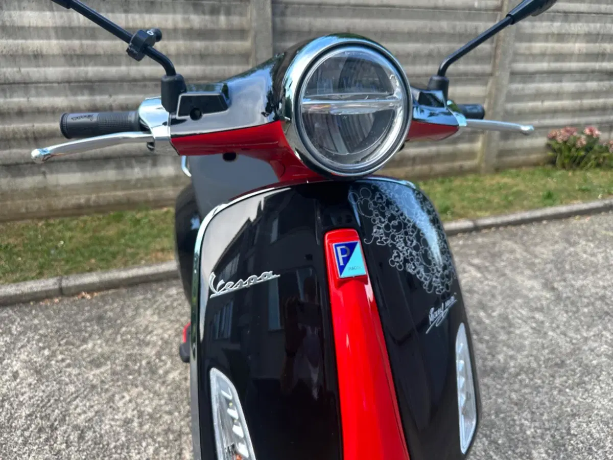 Vespa Primavera 125 Disney Mickey Mouse Edition by Vespa (2023 - 24) (10)