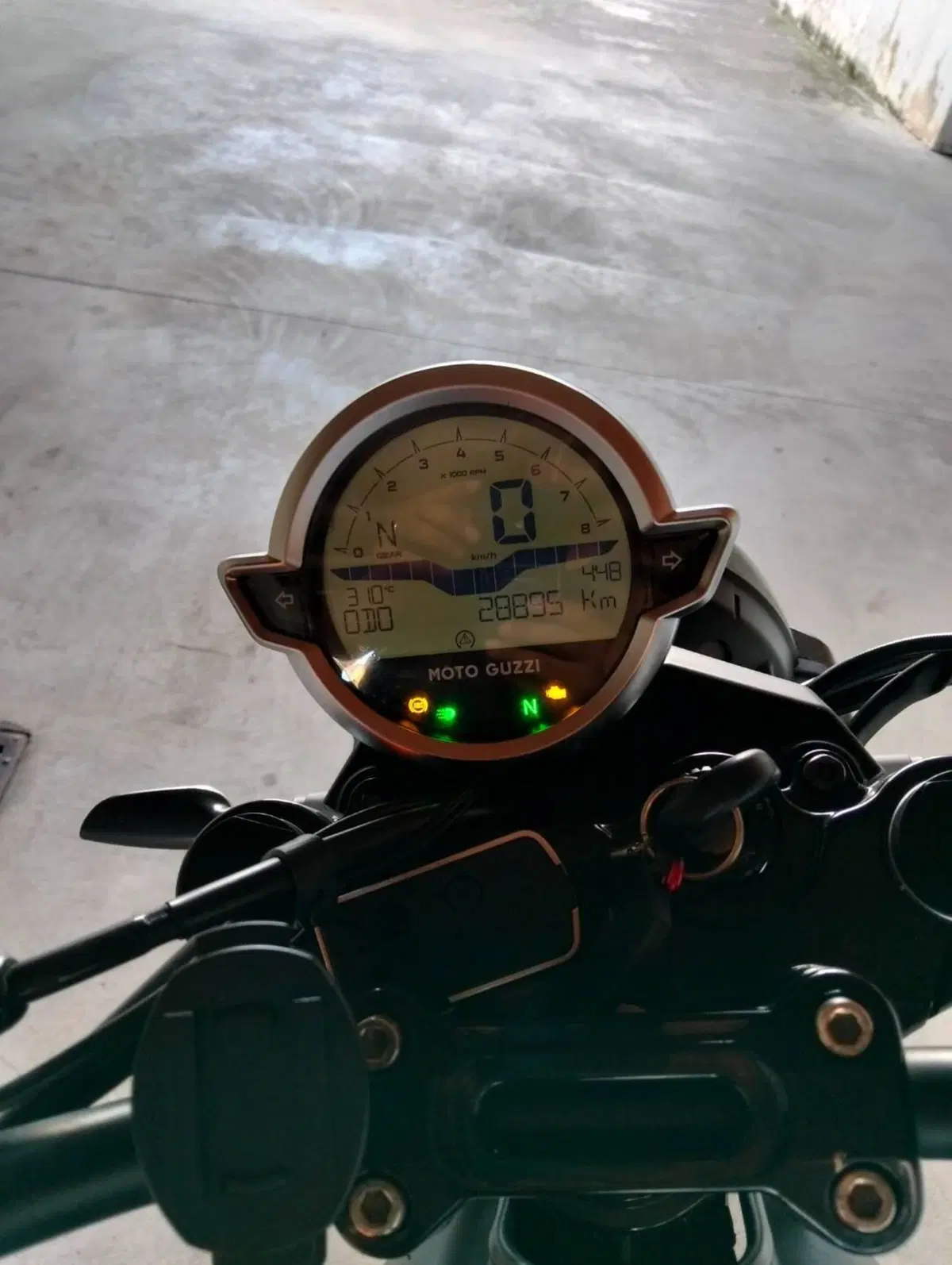 Moto Guzzi V7 Stone (2021 - 24) (2)