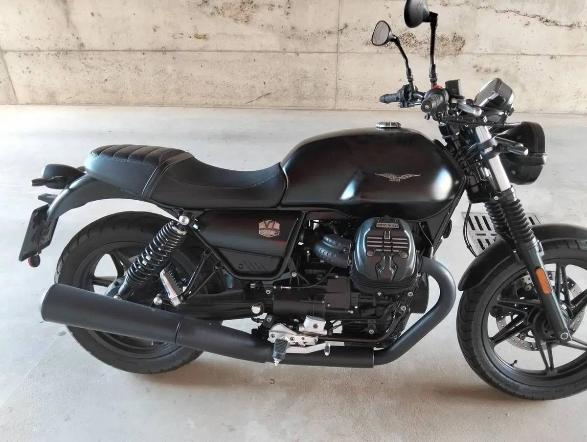 Moto Guzzi V7 Stone (2021 - 24) (6)