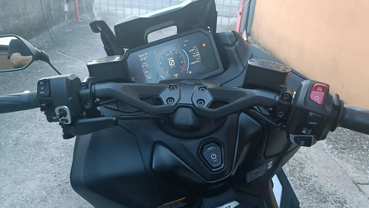 Yamaha T-Max 560 (2022 - 24) (8)