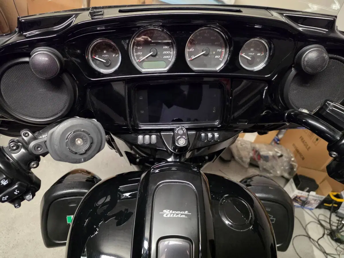 Harley-Davidson 117 Street Glide (2022) - FLHXSE (2)