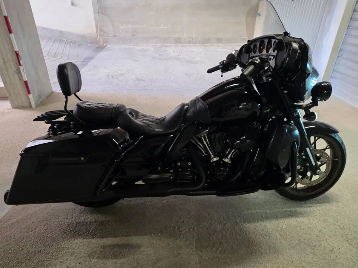 Harley-Davidson 117 Street Glide (2022) - FLHXSE (5)