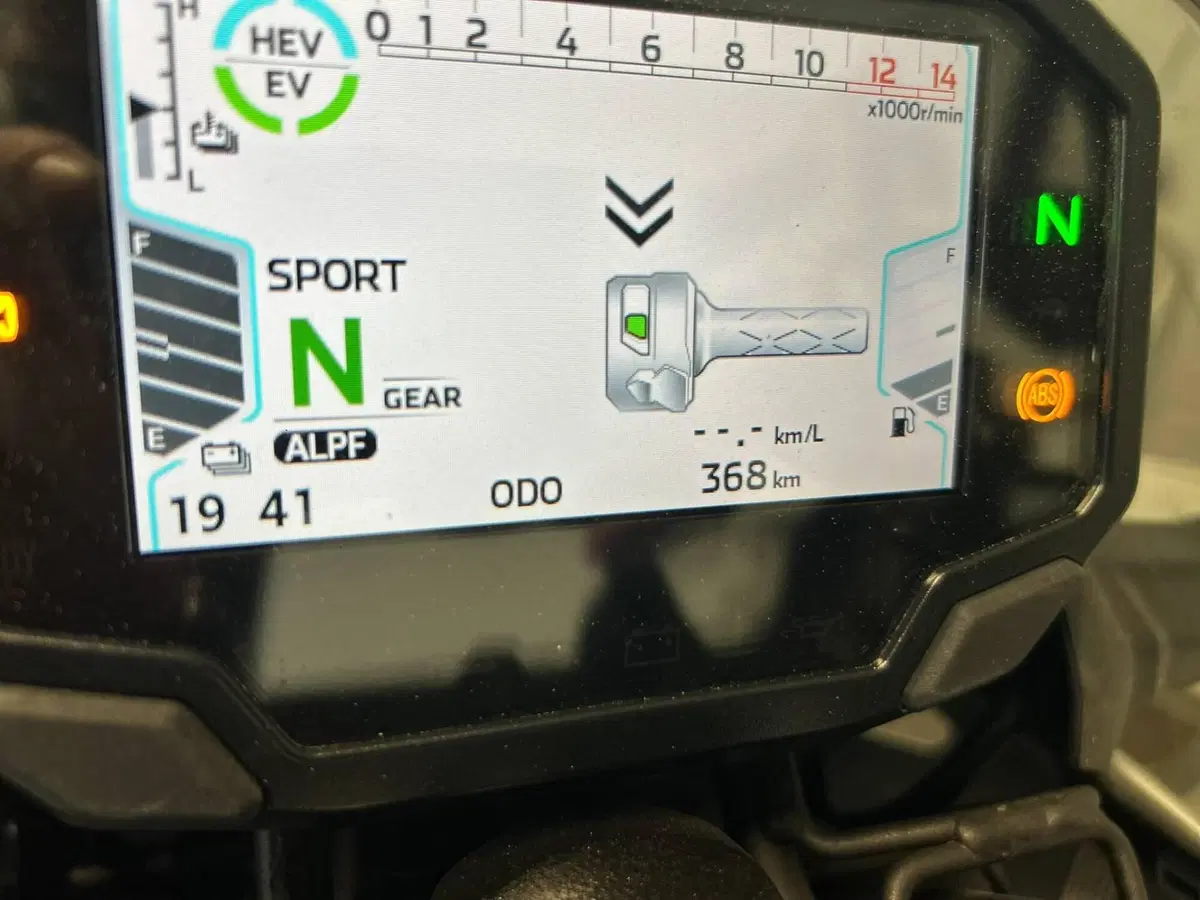 Kawasaki Z7 Hybrid (2024 - 26) (5)