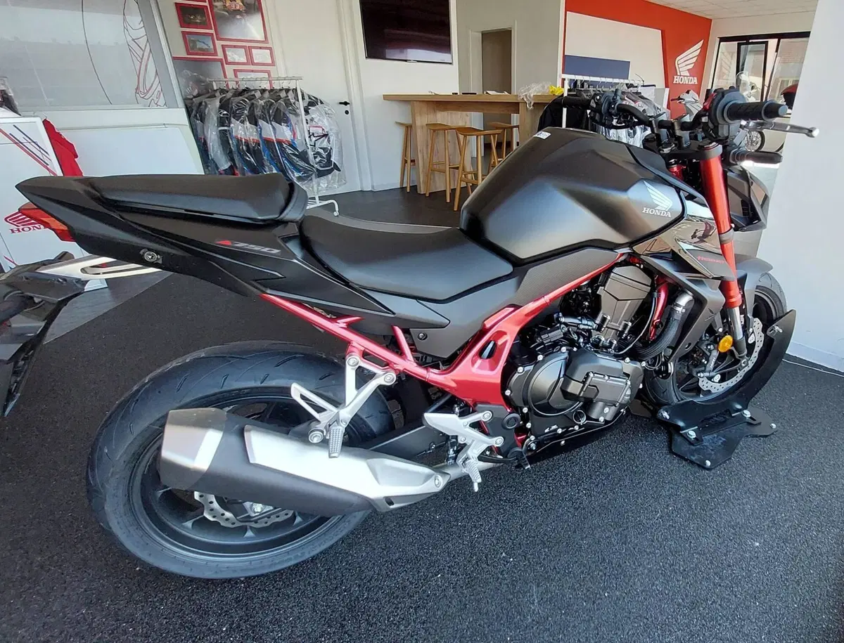 Honda CB 750 Hornet (2026) (6)