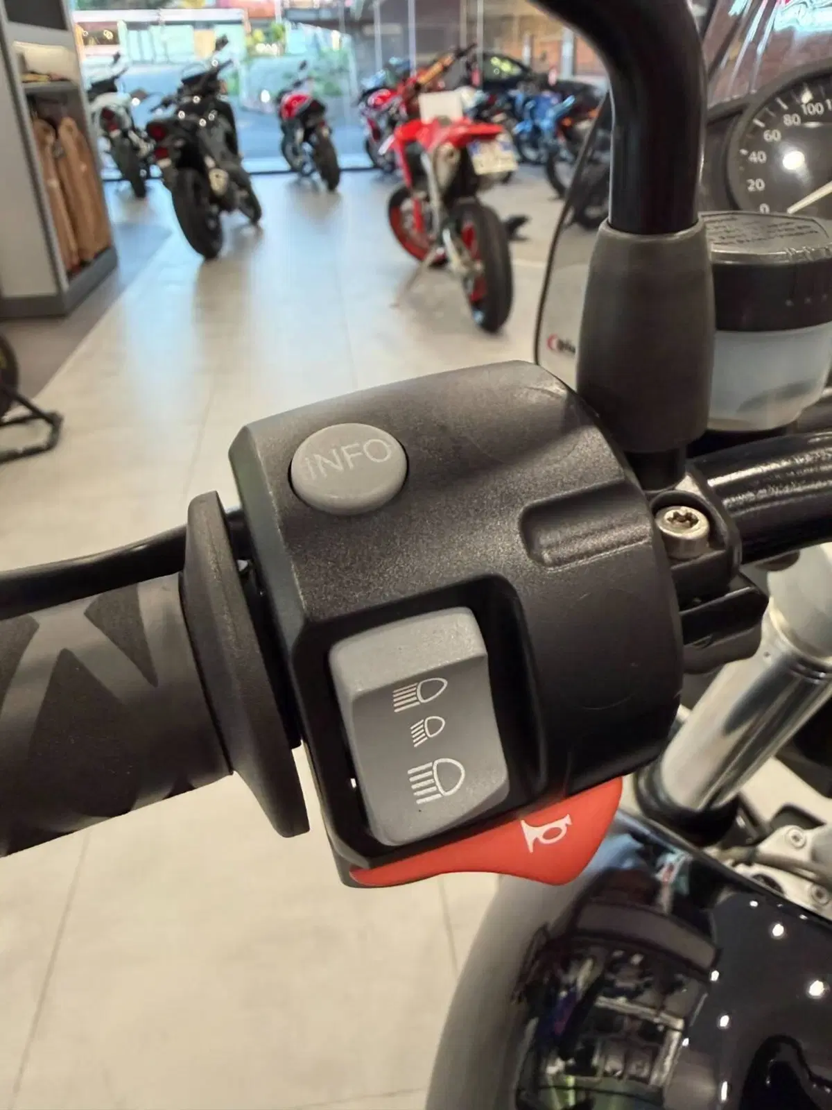 Bmw R 1200 R (2006 - 11) (10)