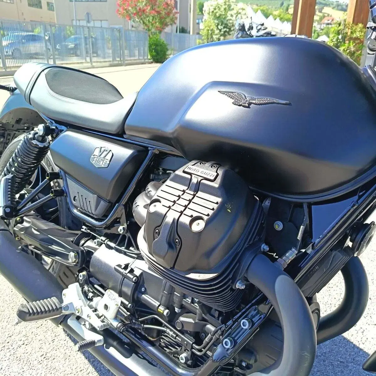 Moto Guzzi V7 Stone (2021 - 24) (10)