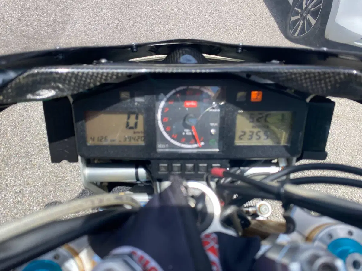 Aprilia Tuono 1000 R Factory (2004 - 05) (5)
