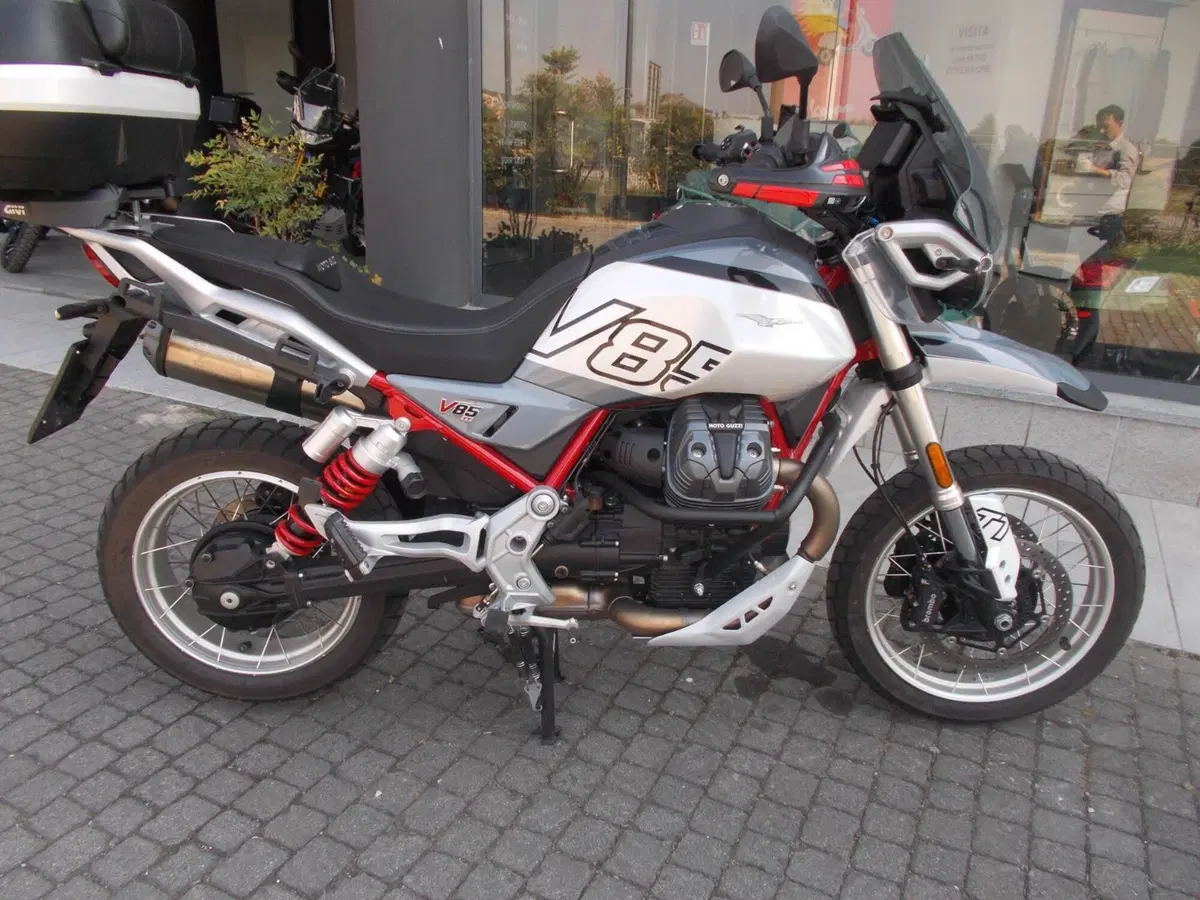 Moto Guzzi V85 TT (2024 - 26) (2)