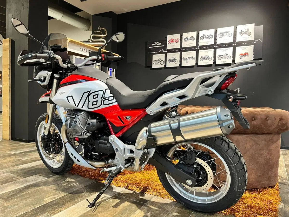 Moto Guzzi V85 TT (2024 - 26) (4)
