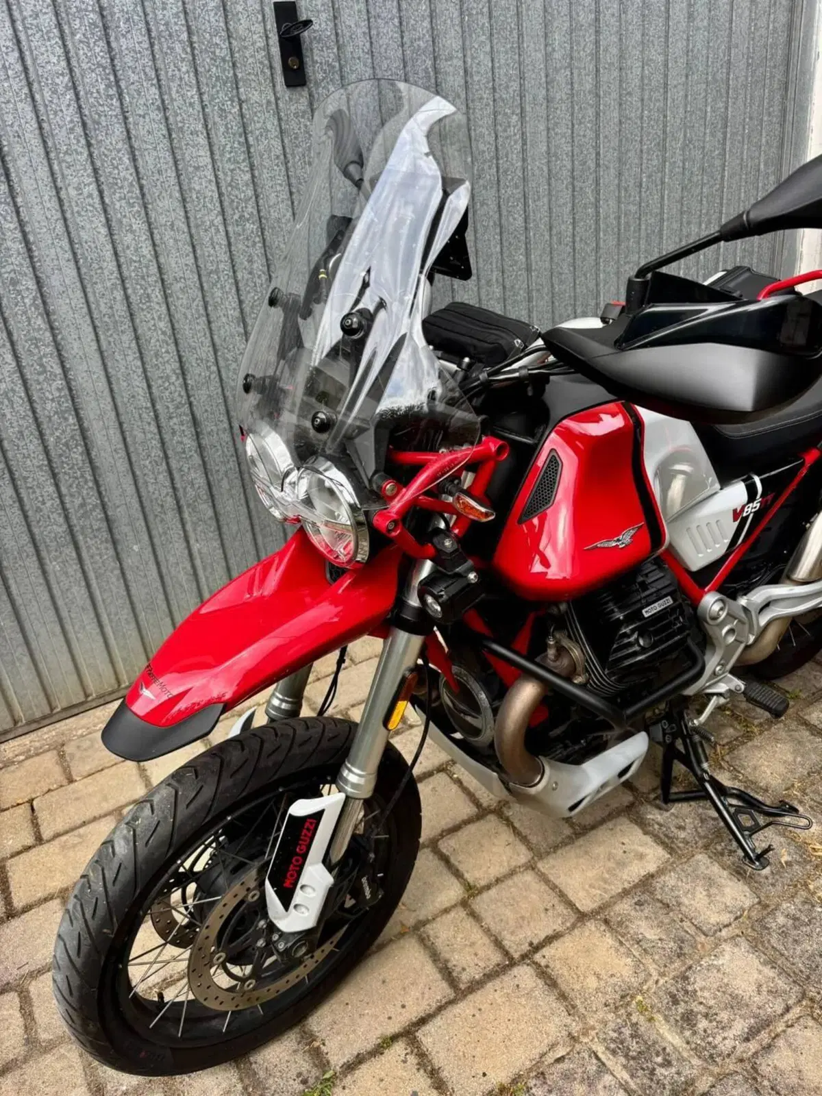 Moto Guzzi V85 TT Evocative Graphics (2021 - 23) (8)