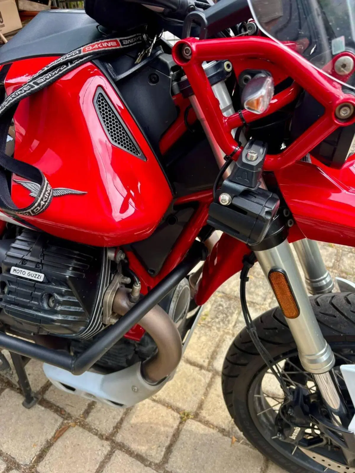 Moto Guzzi V85 TT Evocative Graphics (2021 - 23) (9)