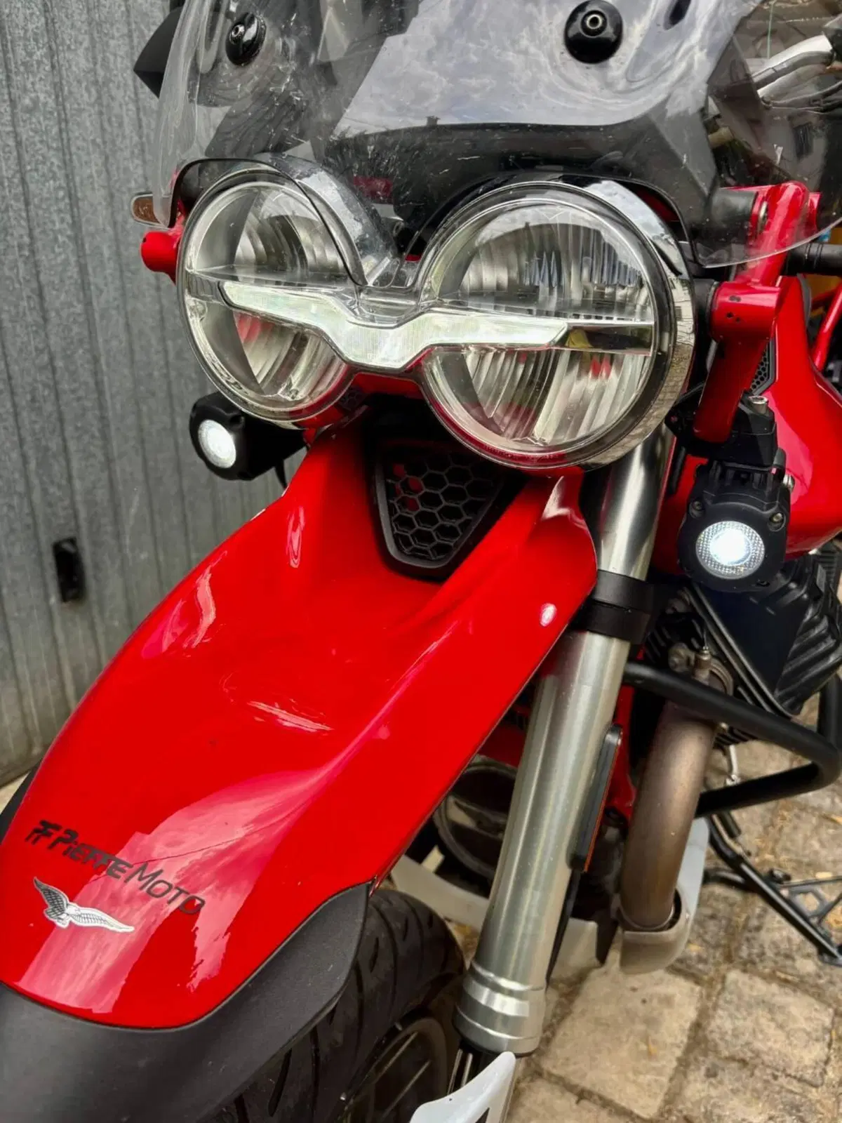Moto Guzzi V85 TT Evocative Graphics (2021 - 23) (10)