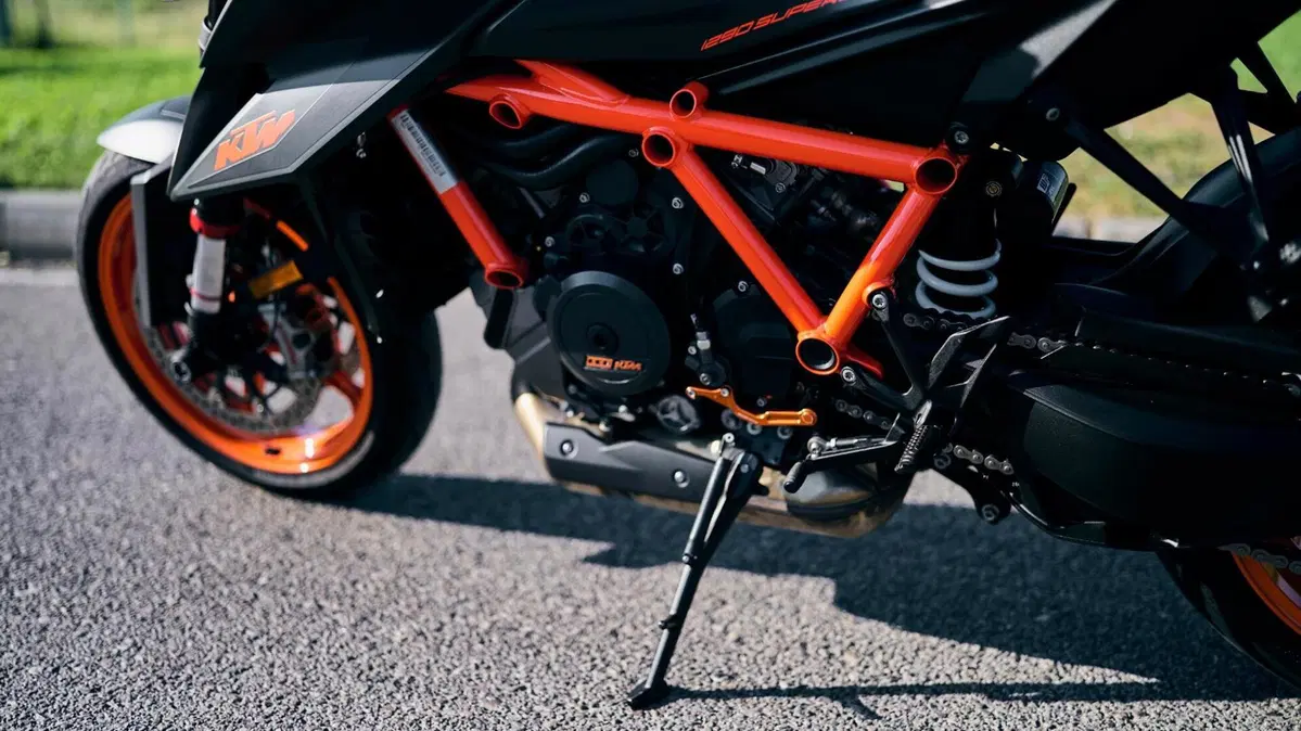 KTM 1290 Super Duke R (2021) (7)
