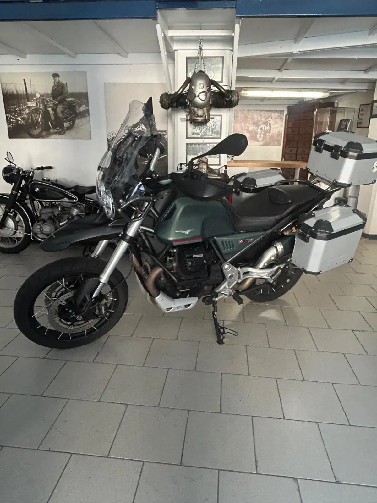 Moto Guzzi V85 TT (2021 - 23) (2)