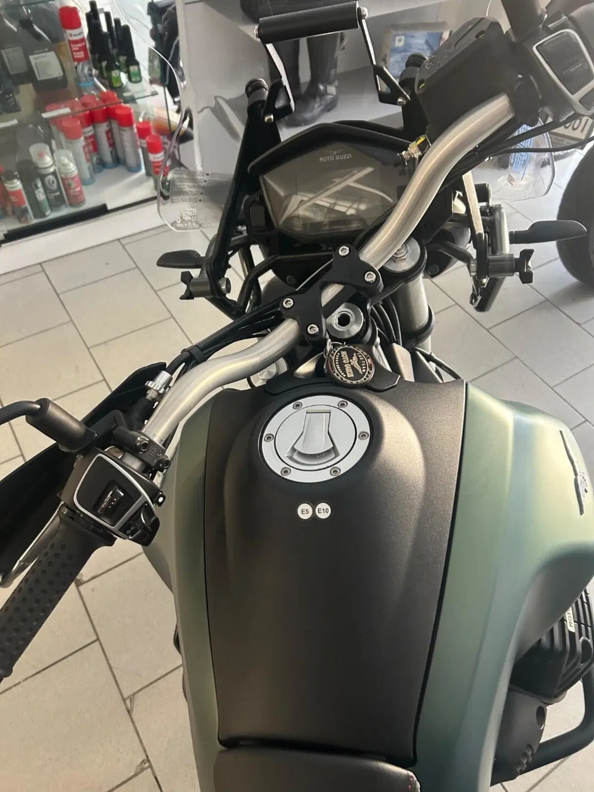 Moto Guzzi V85 TT (2021 - 23) (3)